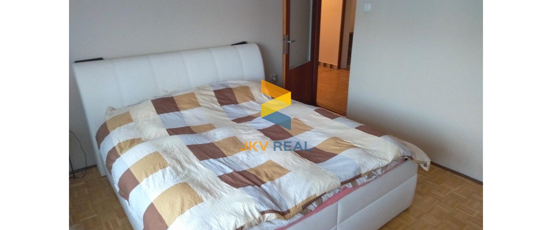 Predaj  4- izbový podpivničený rodinný dom s krbom