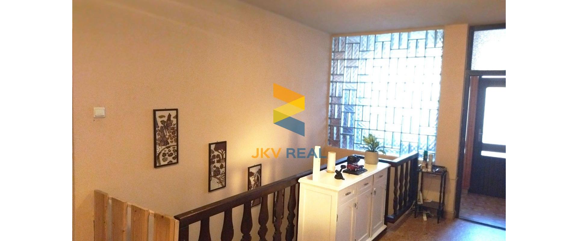 Predaj  4- izbový podpivničený rodinný dom s krbom