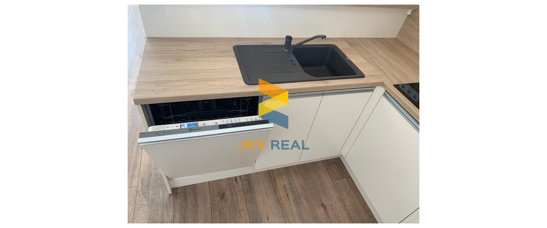 ŠTÝLOVÝ A PRIESTRANNÝ 3-IZBOVÝ BYT S DVOMA TERASAMI, SÚKROMNÝM POZEMKOM A PARKOVANÍM V OBCI PORUBA