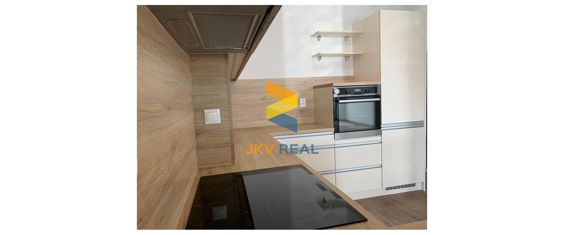 ŠTÝLOVÝ A PRIESTRANNÝ 3-IZBOVÝ BYT S DVOMA TERASAMI, SÚKROMNÝM POZEMKOM A PARKOVANÍM V OBCI PORUBA