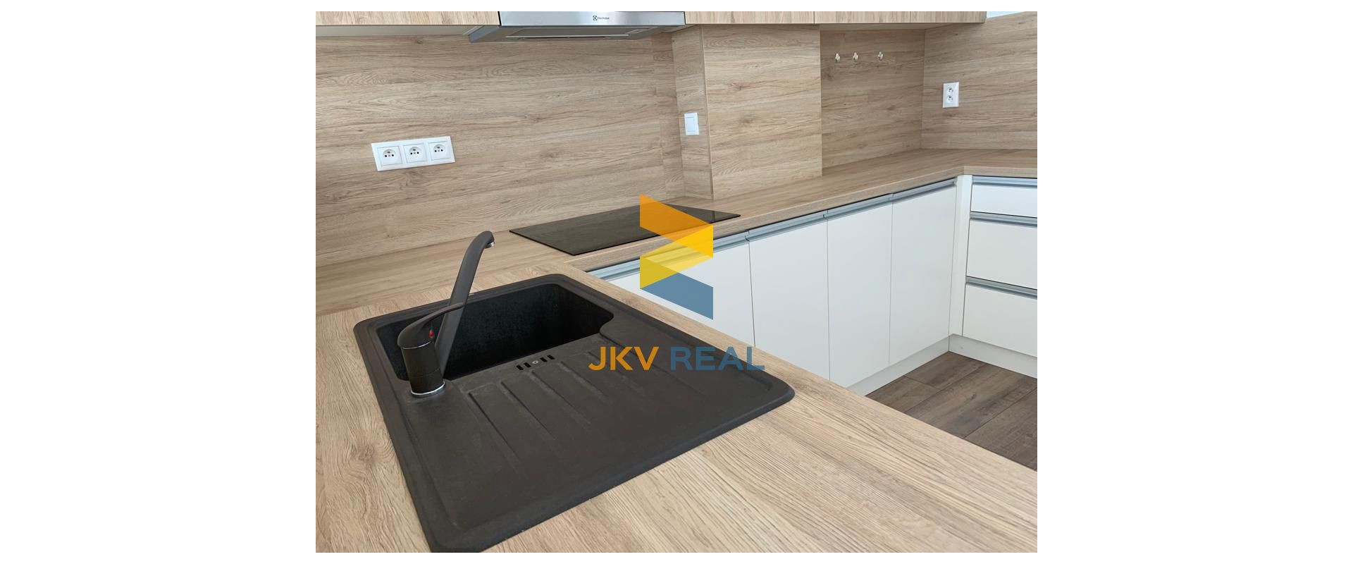 ŠTÝLOVÝ A PRIESTRANNÝ 3-IZBOVÝ BYT S DVOMA TERASAMI, SÚKROMNÝM POZEMKOM A PARKOVANÍM V OBCI PORUBA