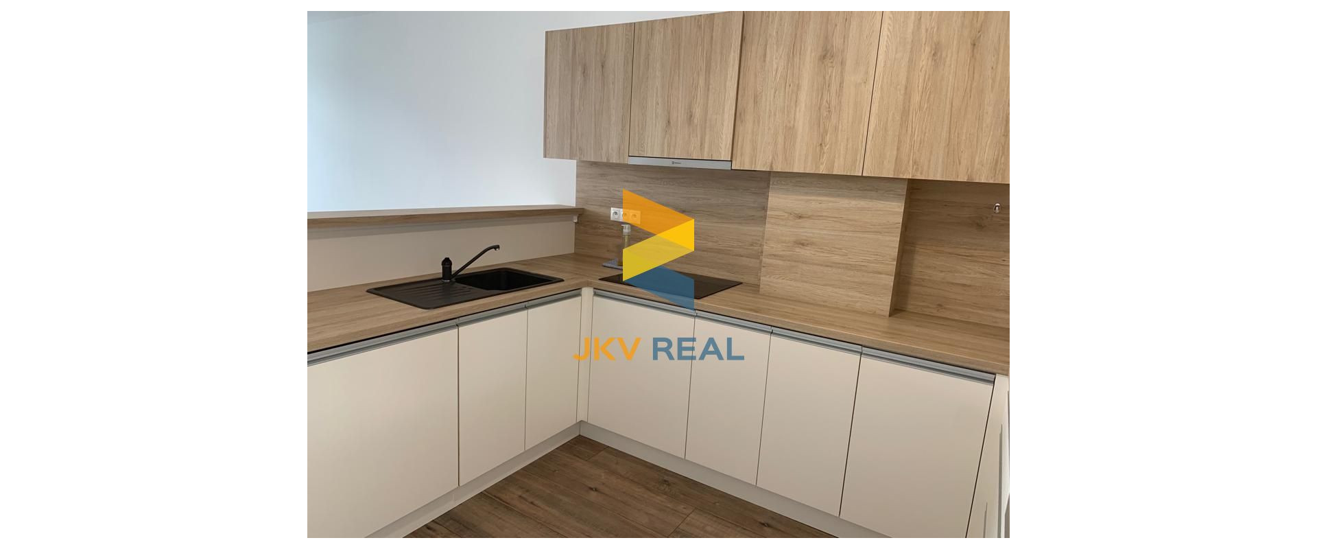 ŠTÝLOVÝ A PRIESTRANNÝ 3-IZBOVÝ BYT S DVOMA TERASAMI, SÚKROMNÝM POZEMKOM A PARKOVANÍM V OBCI PORUBA