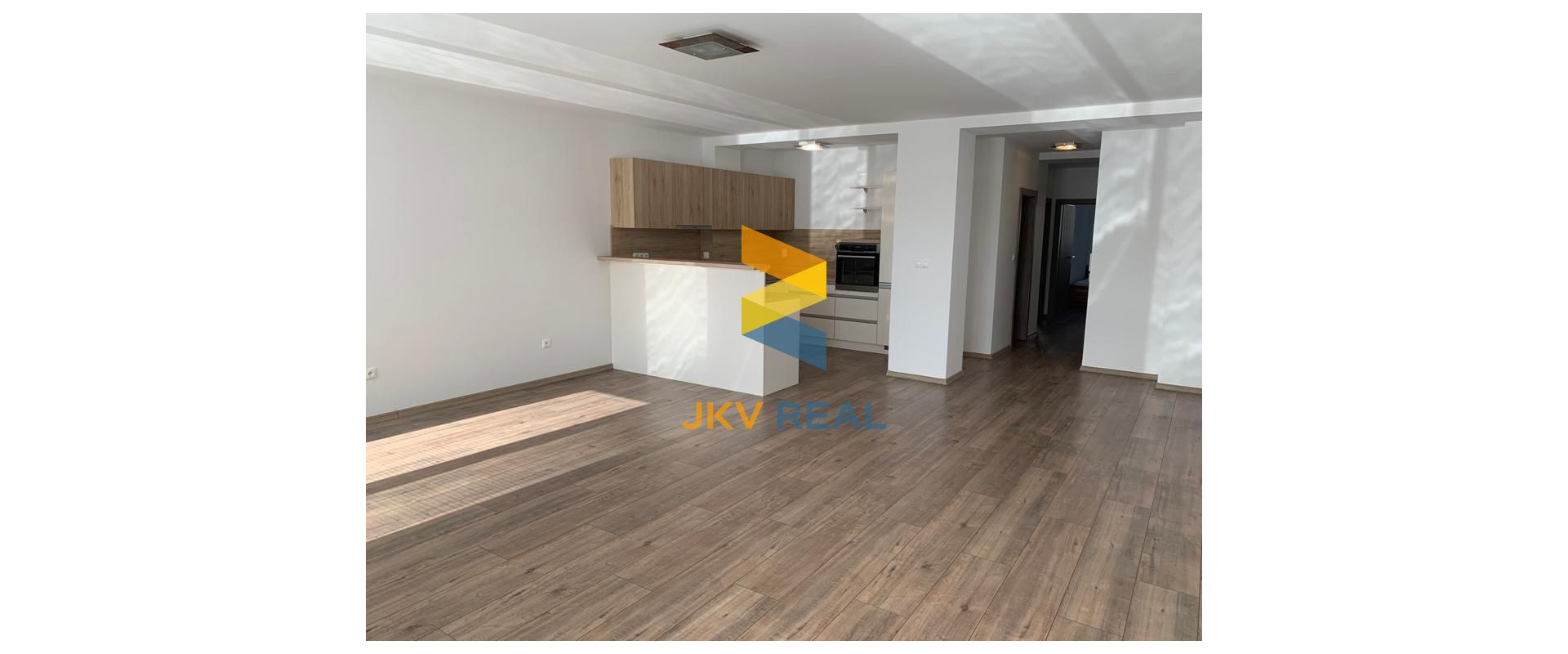 ŠTÝLOVÝ A PRIESTRANNÝ 3-IZBOVÝ BYT S DVOMA TERASAMI, SÚKROMNÝM POZEMKOM A PARKOVANÍM V OBCI PORUBA