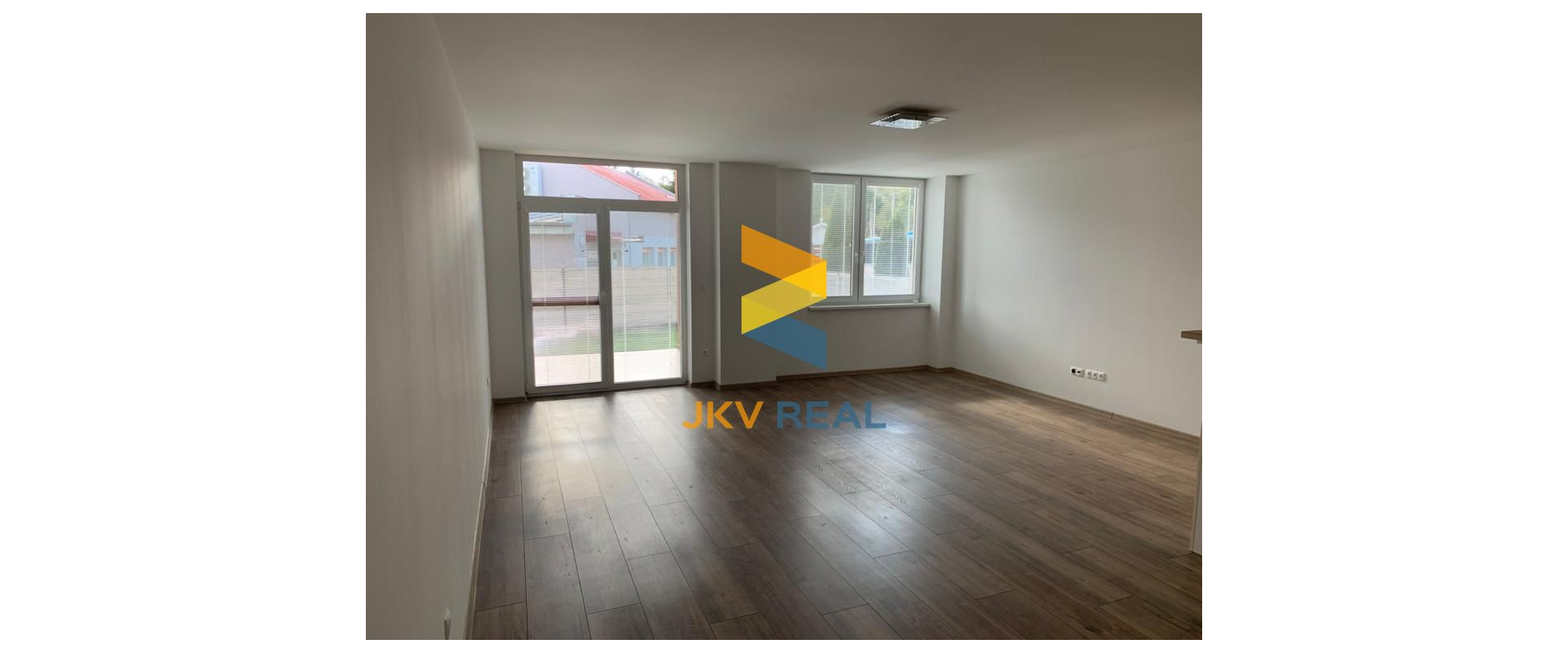 ŠTÝLOVÝ A PRIESTRANNÝ 3-IZBOVÝ BYT S DVOMA TERASAMI, SÚKROMNÝM POZEMKOM A PARKOVANÍM V OBCI PORUBA