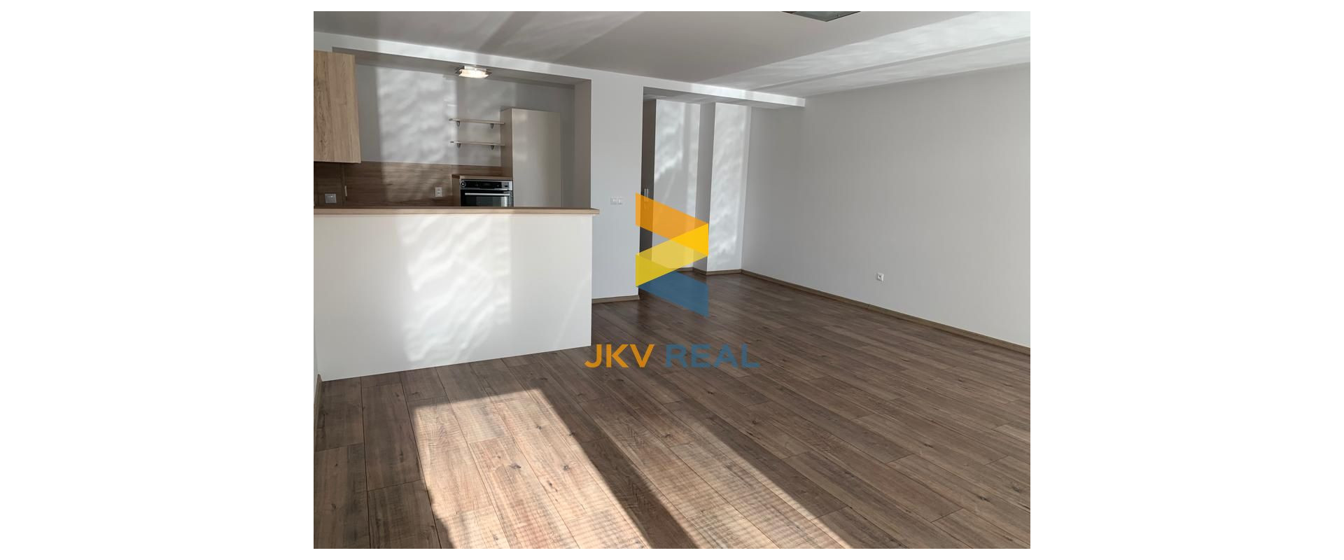 ŠTÝLOVÝ A PRIESTRANNÝ 3-IZBOVÝ BYT S DVOMA TERASAMI, SÚKROMNÝM POZEMKOM A PARKOVANÍM V OBCI PORUBA