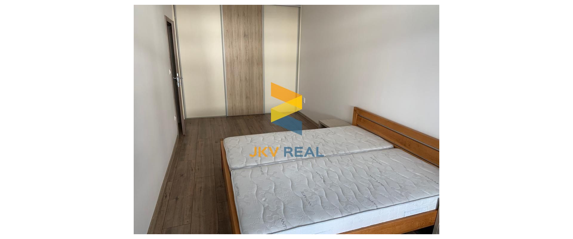 ŠTÝLOVÝ A PRIESTRANNÝ 3-IZBOVÝ BYT S DVOMA TERASAMI, SÚKROMNÝM POZEMKOM A PARKOVANÍM V OBCI PORUBA