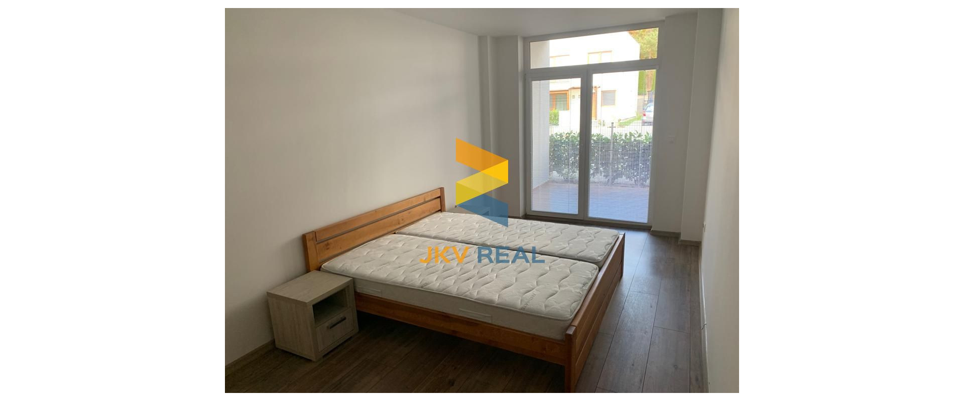 ŠTÝLOVÝ A PRIESTRANNÝ 3-IZBOVÝ BYT S DVOMA TERASAMI, SÚKROMNÝM POZEMKOM A PARKOVANÍM V OBCI PORUBA