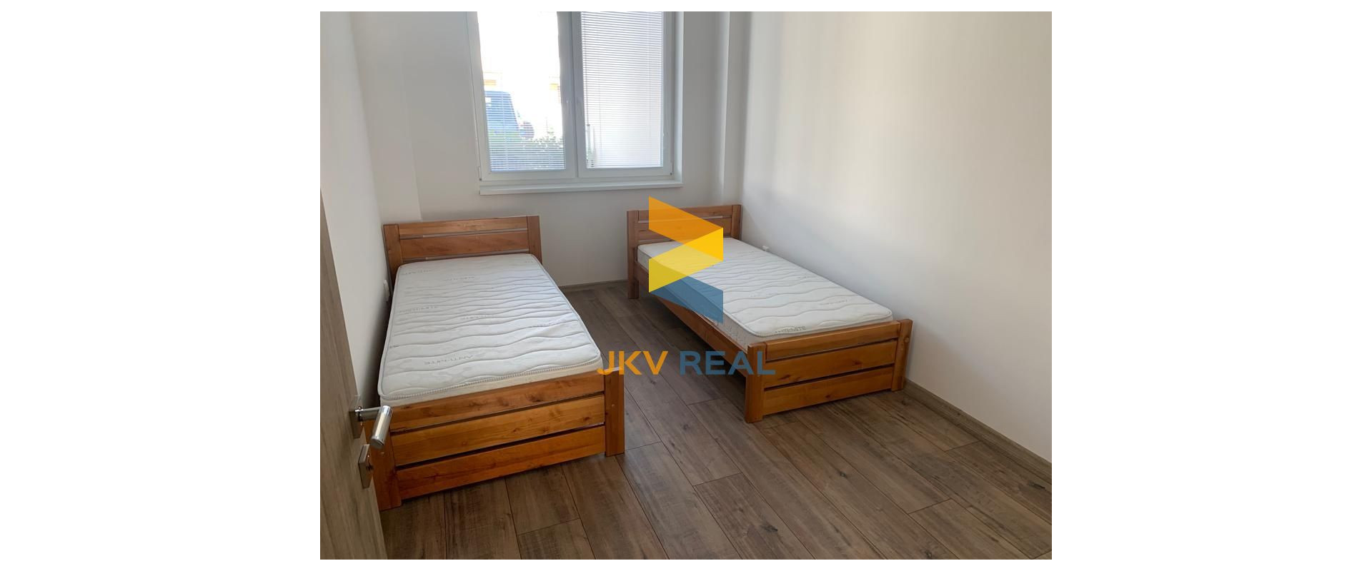 ŠTÝLOVÝ A PRIESTRANNÝ 3-IZBOVÝ BYT S DVOMA TERASAMI, SÚKROMNÝM POZEMKOM A PARKOVANÍM V OBCI PORUBA