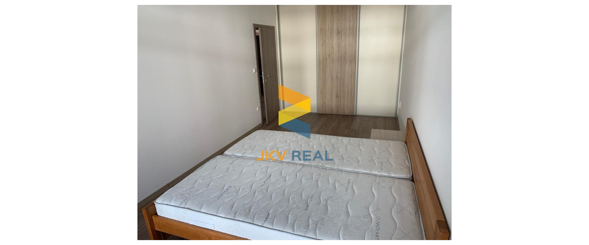 ŠTÝLOVÝ A PRIESTRANNÝ 3-IZBOVÝ BYT S DVOMA TERASAMI, SÚKROMNÝM POZEMKOM A PARKOVANÍM V OBCI PORUBA