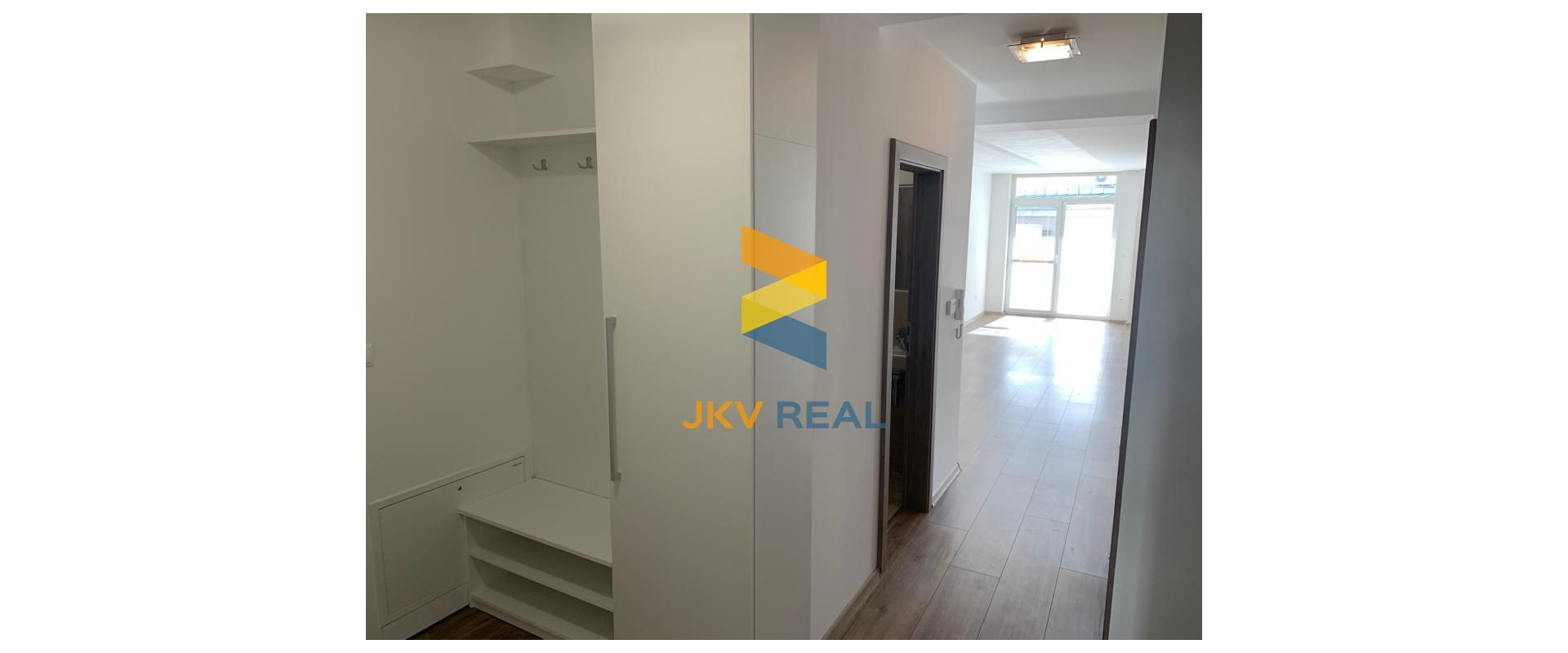 ŠTÝLOVÝ A PRIESTRANNÝ 3-IZBOVÝ BYT S DVOMA TERASAMI, SÚKROMNÝM POZEMKOM A PARKOVANÍM V OBCI PORUBA