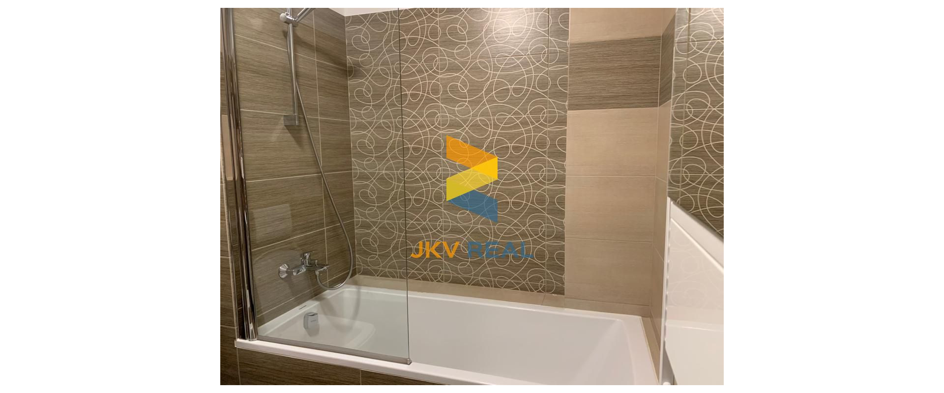 ŠTÝLOVÝ A PRIESTRANNÝ 3-IZBOVÝ BYT S DVOMA TERASAMI, SÚKROMNÝM POZEMKOM A PARKOVANÍM V OBCI PORUBA