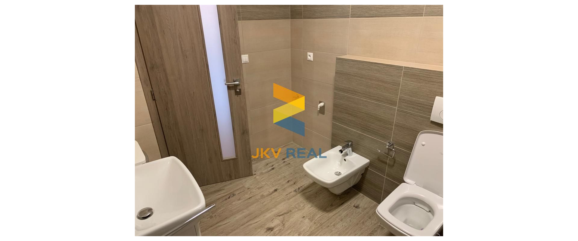 ŠTÝLOVÝ A PRIESTRANNÝ 3-IZBOVÝ BYT S DVOMA TERASAMI, SÚKROMNÝM POZEMKOM A PARKOVANÍM V OBCI PORUBA