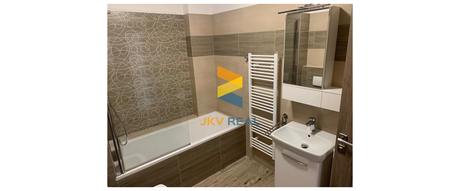 ŠTÝLOVÝ A PRIESTRANNÝ 3-IZBOVÝ BYT S DVOMA TERASAMI, SÚKROMNÝM POZEMKOM A PARKOVANÍM V OBCI PORUBA