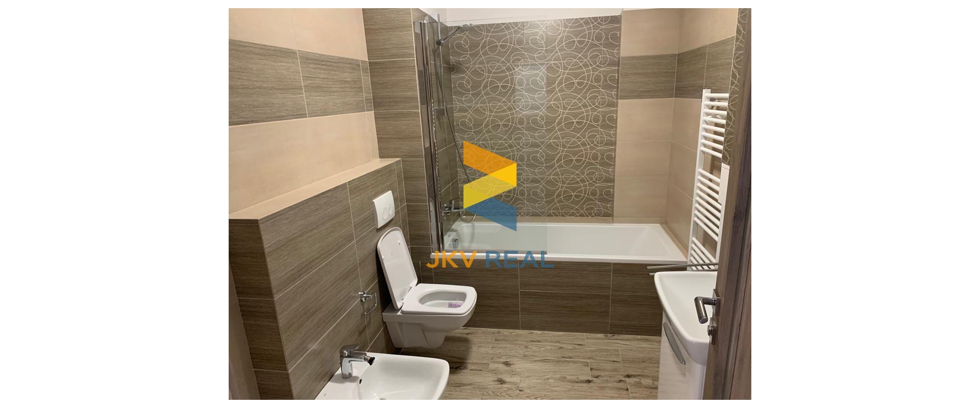 ŠTÝLOVÝ A PRIESTRANNÝ 3-IZBOVÝ BYT S DVOMA TERASAMI, SÚKROMNÝM POZEMKOM A PARKOVANÍM V OBCI PORUBA