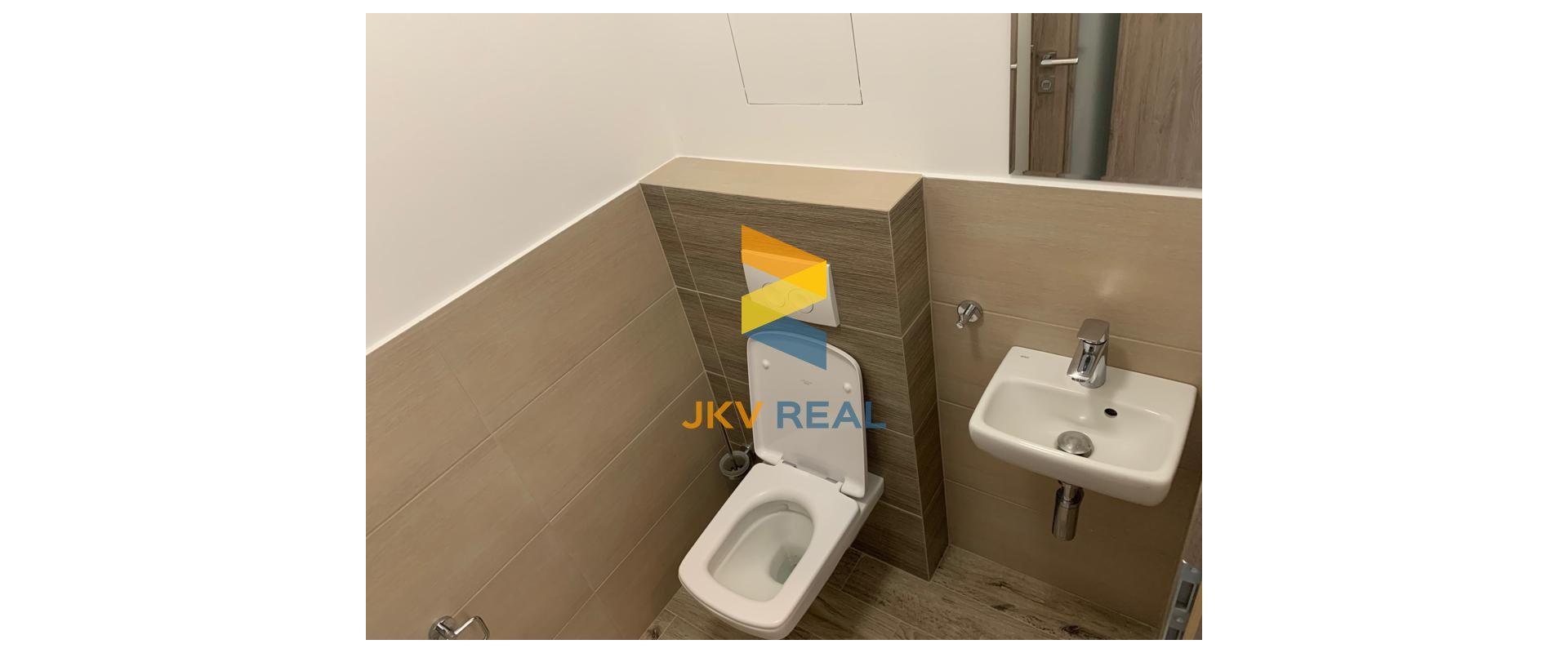 ŠTÝLOVÝ A PRIESTRANNÝ 3-IZBOVÝ BYT S DVOMA TERASAMI, SÚKROMNÝM POZEMKOM A PARKOVANÍM V OBCI PORUBA