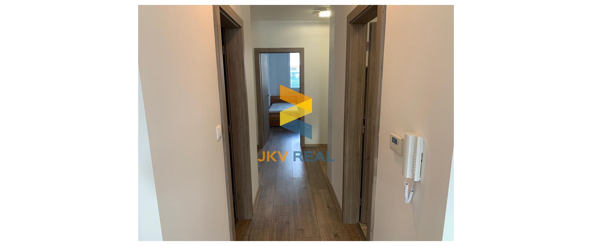 ŠTÝLOVÝ A PRIESTRANNÝ 3-IZBOVÝ BYT S DVOMA TERASAMI, SÚKROMNÝM POZEMKOM A PARKOVANÍM V OBCI PORUBA