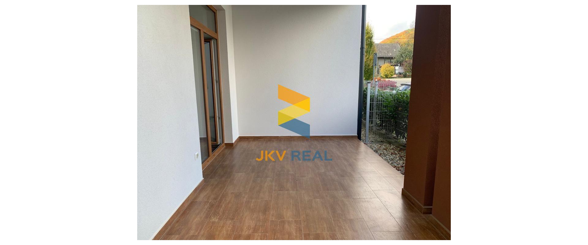 ŠTÝLOVÝ A PRIESTRANNÝ 3-IZBOVÝ BYT S DVOMA TERASAMI, SÚKROMNÝM POZEMKOM A PARKOVANÍM V OBCI PORUBA