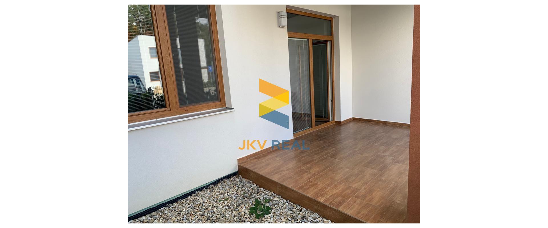 ŠTÝLOVÝ A PRIESTRANNÝ 3-IZBOVÝ BYT S DVOMA TERASAMI, SÚKROMNÝM POZEMKOM A PARKOVANÍM V OBCI PORUBA