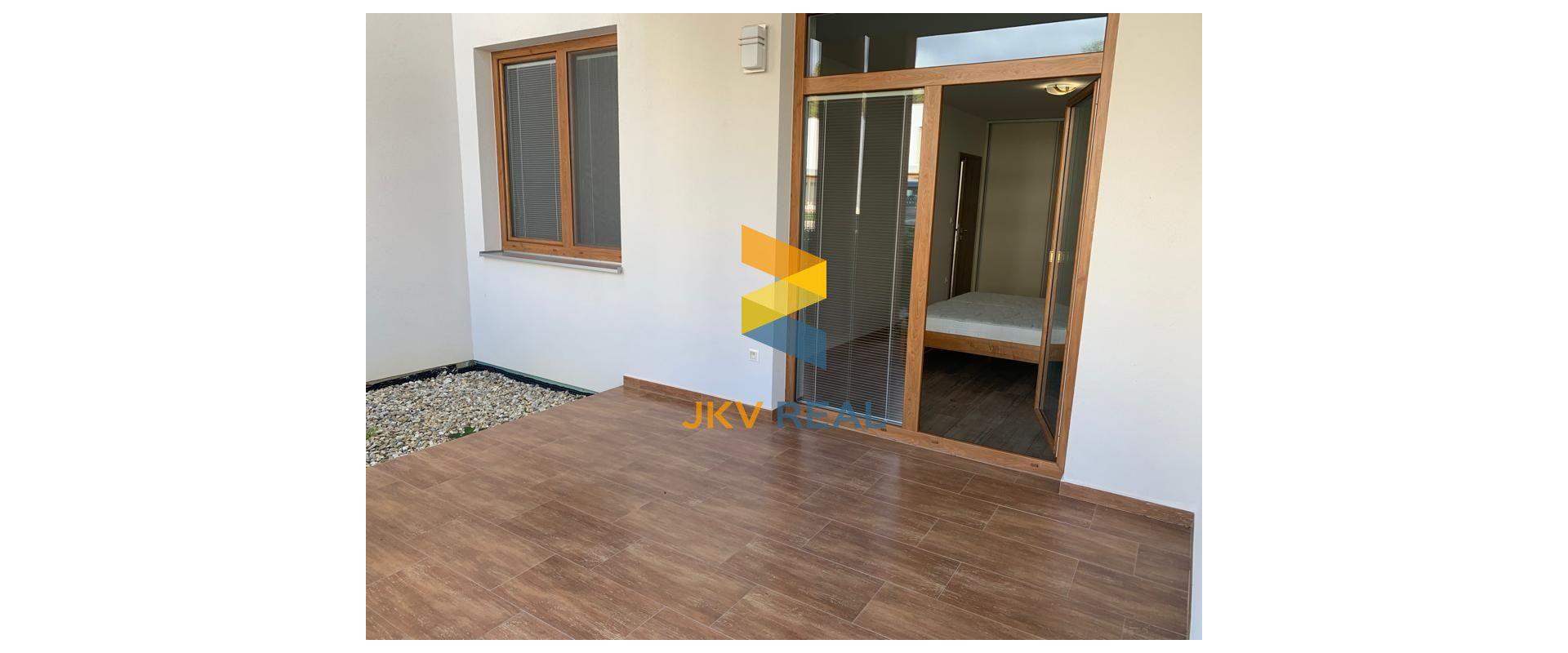 ŠTÝLOVÝ A PRIESTRANNÝ 3-IZBOVÝ BYT S DVOMA TERASAMI, SÚKROMNÝM POZEMKOM A PARKOVANÍM V OBCI PORUBA