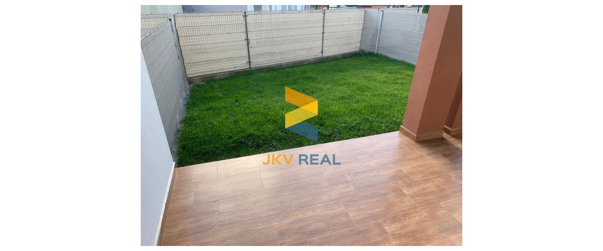 ŠTÝLOVÝ A PRIESTRANNÝ 3-IZBOVÝ BYT S DVOMA TERASAMI, SÚKROMNÝM POZEMKOM A PARKOVANÍM V OBCI PORUBA