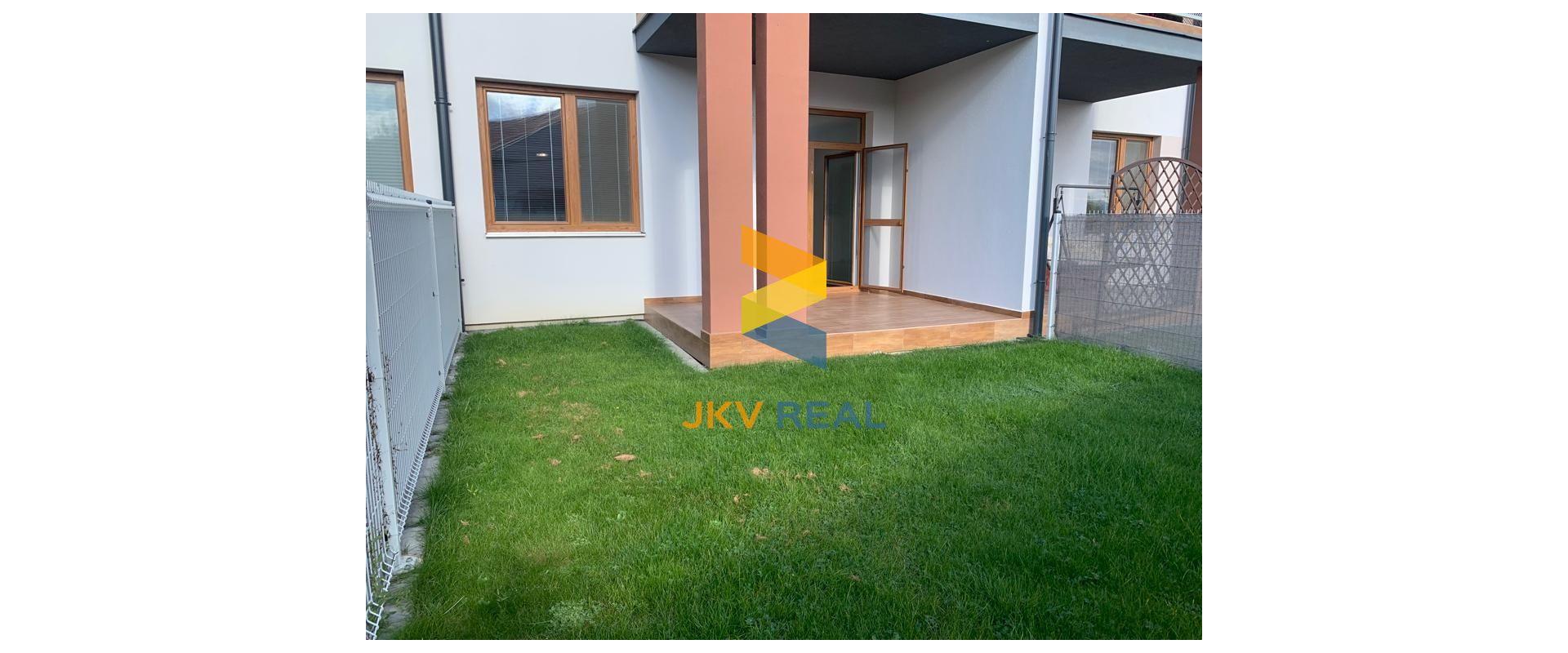 ŠTÝLOVÝ A PRIESTRANNÝ 3-IZBOVÝ BYT S DVOMA TERASAMI, SÚKROMNÝM POZEMKOM A PARKOVANÍM V OBCI PORUBA