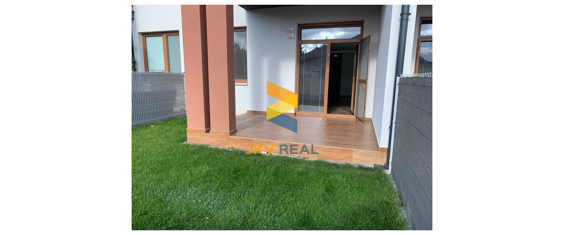 ŠTÝLOVÝ A PRIESTRANNÝ 3-IZBOVÝ BYT S DVOMA TERASAMI, SÚKROMNÝM POZEMKOM A PARKOVANÍM V OBCI PORUBA