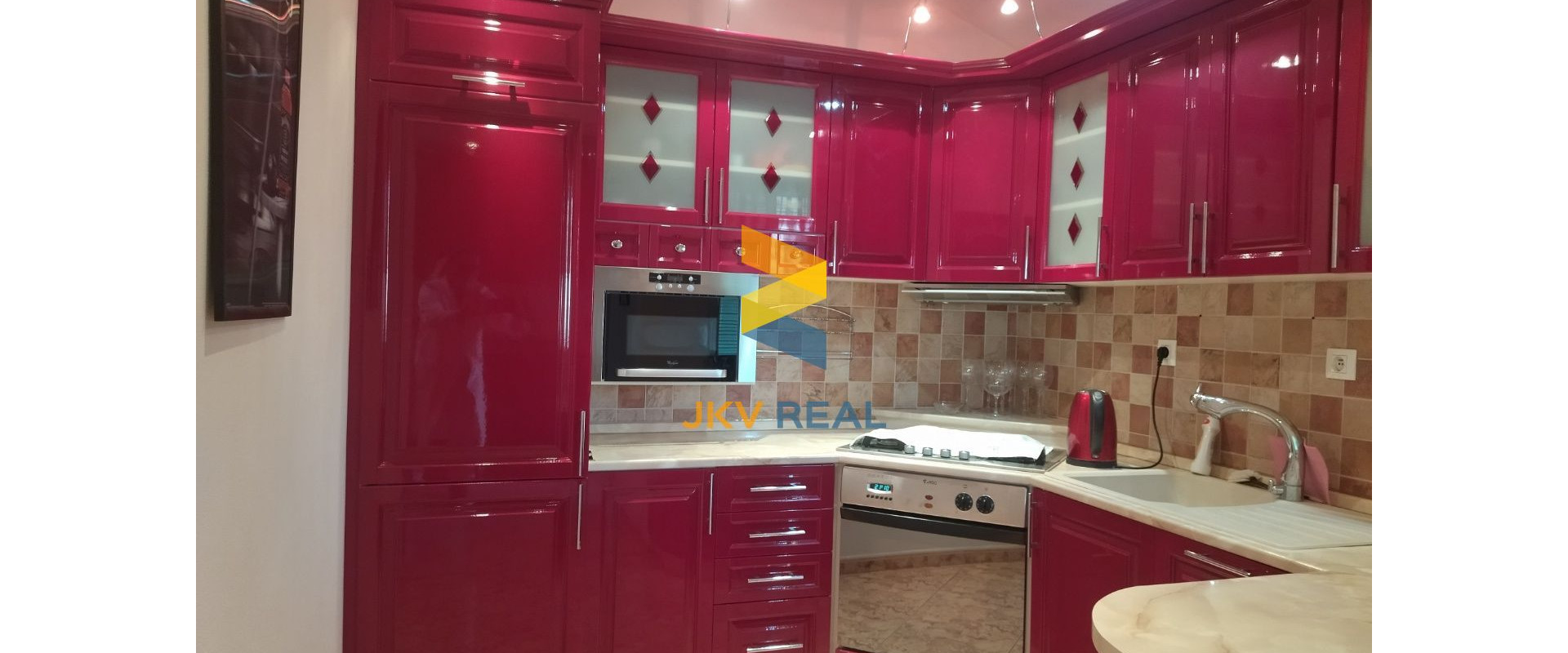 Podkrovný, slnečný 3- izbový byt s garážou a 2 balkónmi