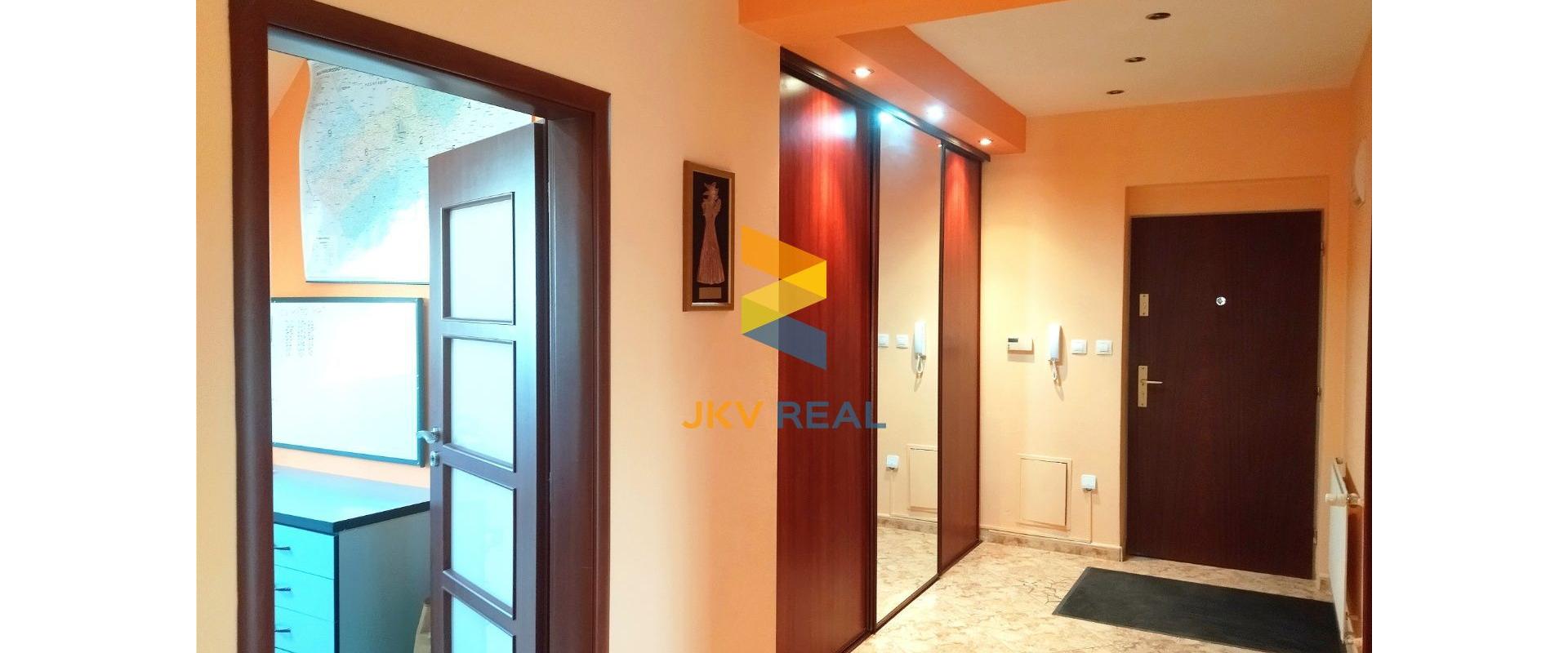 Podkrovný, slnečný 3- izbový byt s garážou a 2 balkónmi