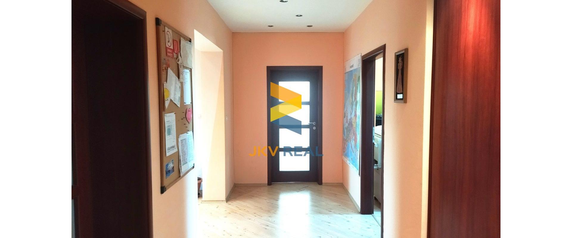 Podkrovný, slnečný 3- izbový byt s garážou a 2 balkónmi