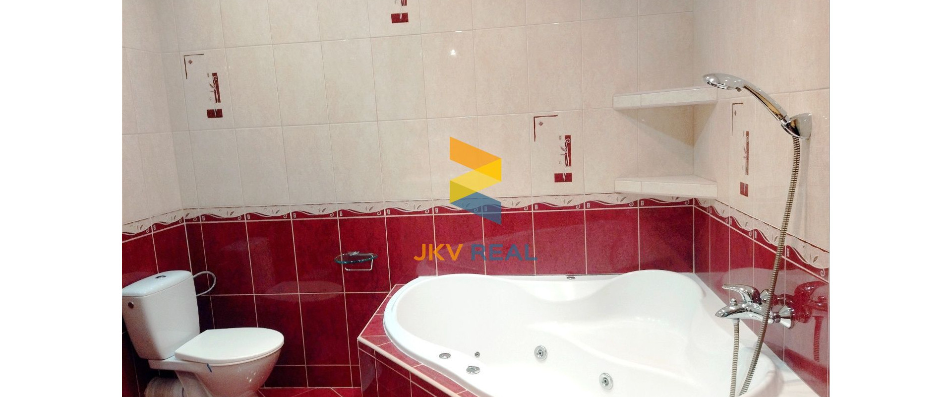 Podkrovný, slnečný 3- izbový byt s garážou a 2 balkónmi