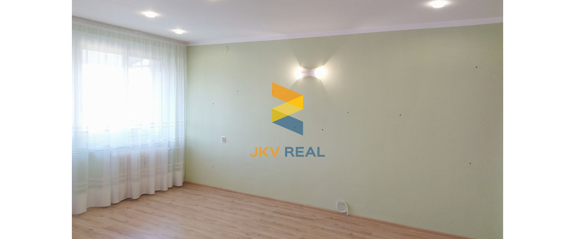 Priestranný, slnečný 2- izbový byt priamo v centre