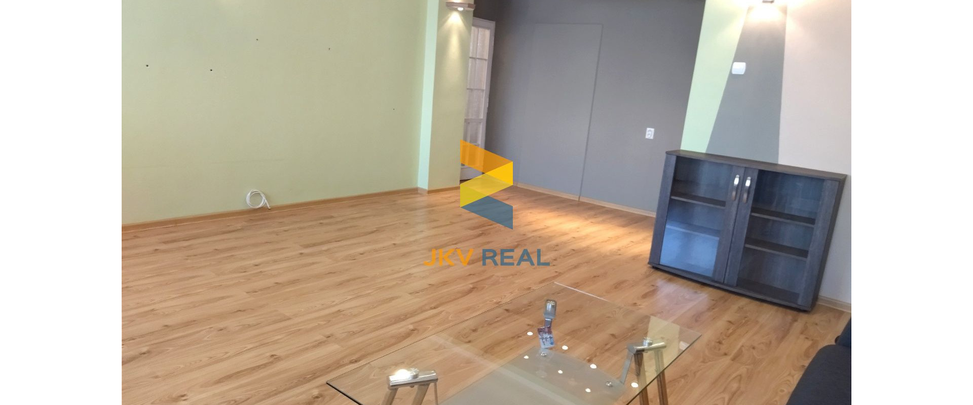 Priestranný, slnečný 2- izbový byt priamo v centre