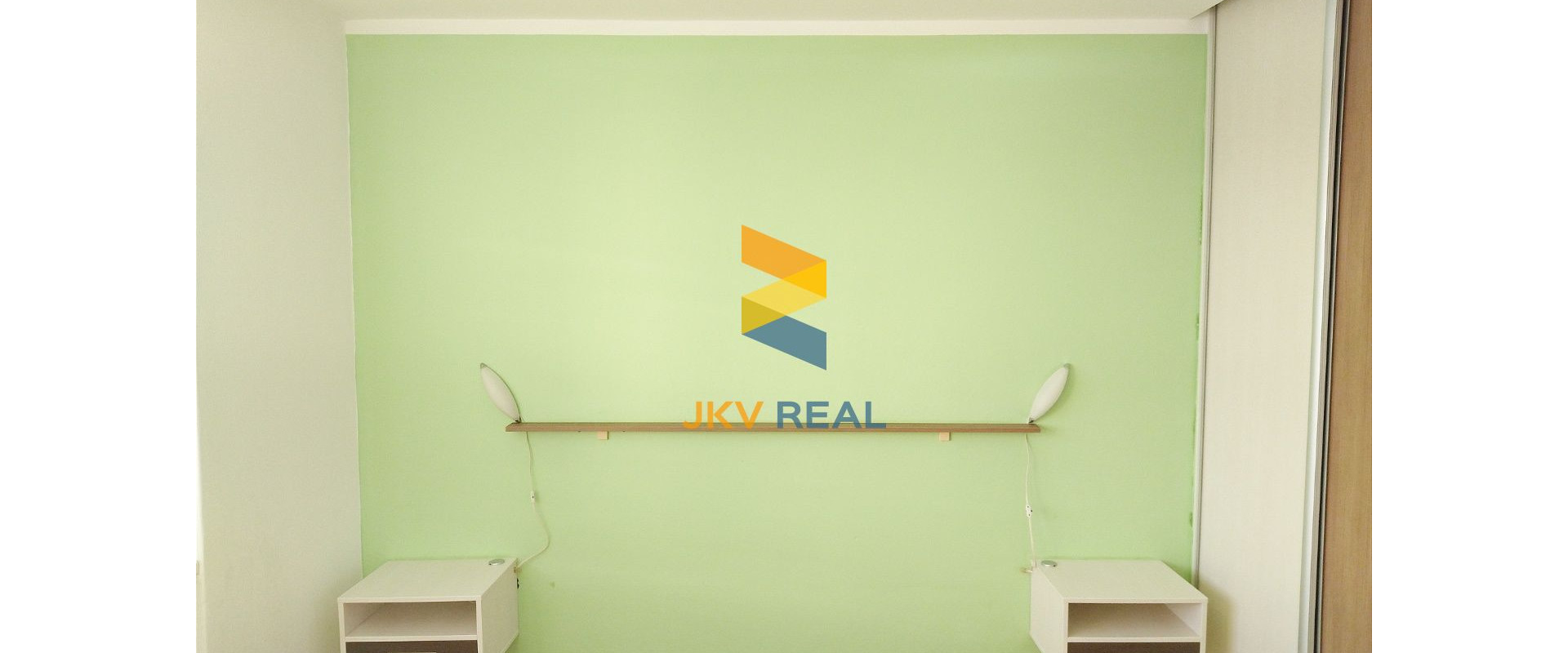 Priestranný, slnečný 2- izbový byt priamo v centre