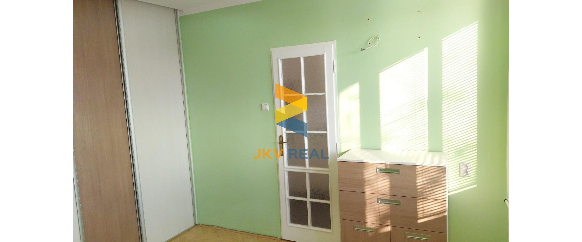 Priestranný, slnečný 2- izbový byt priamo v centre