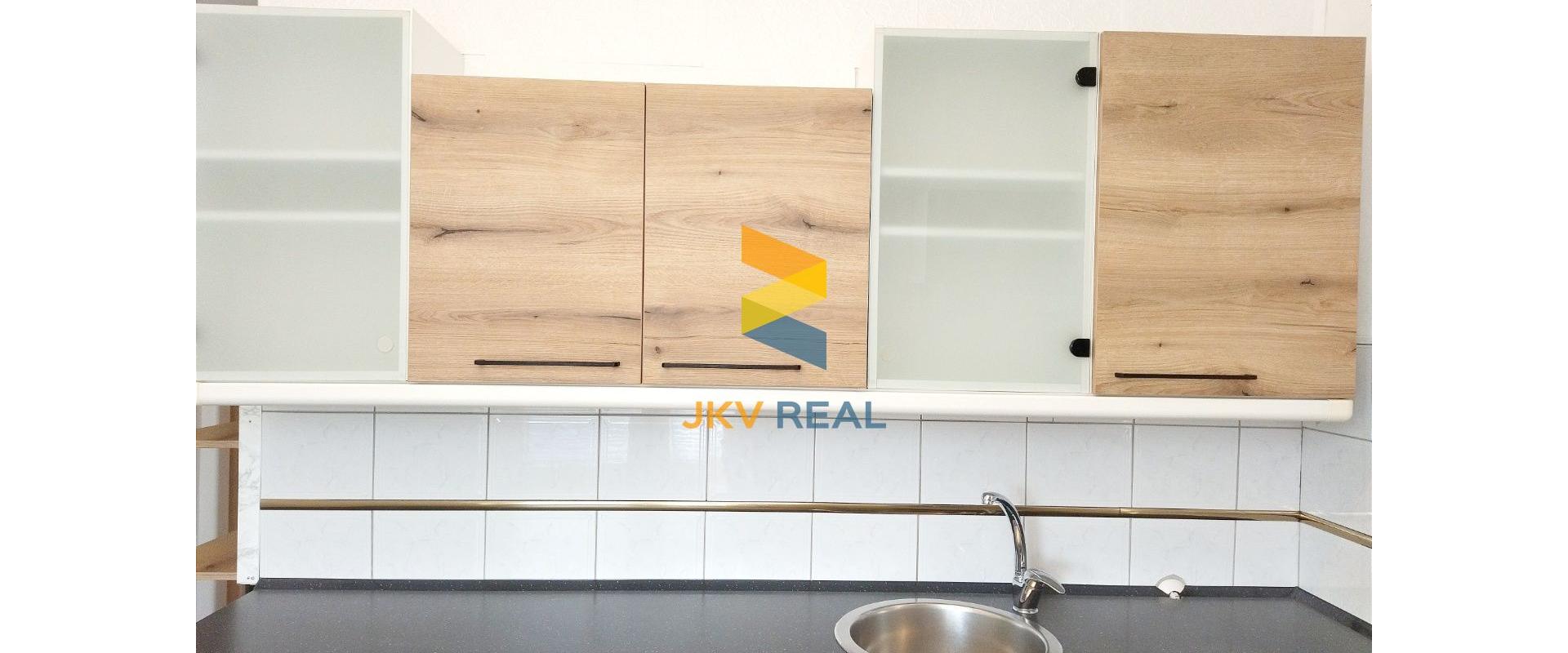 Priestranný, slnečný 2- izbový byt priamo v centre