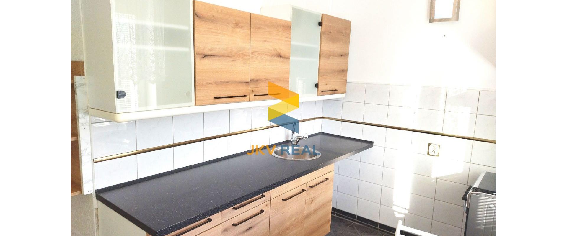 Priestranný, slnečný 2- izbový byt priamo v centre