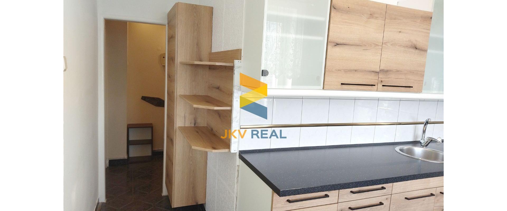 Priestranný, slnečný 2- izbový byt priamo v centre