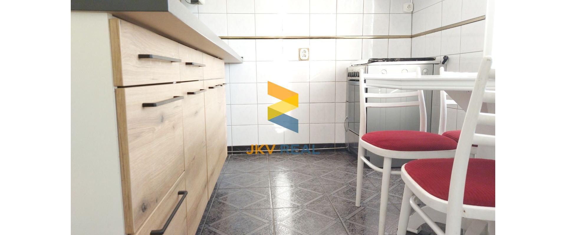 Priestranný, slnečný 2- izbový byt priamo v centre