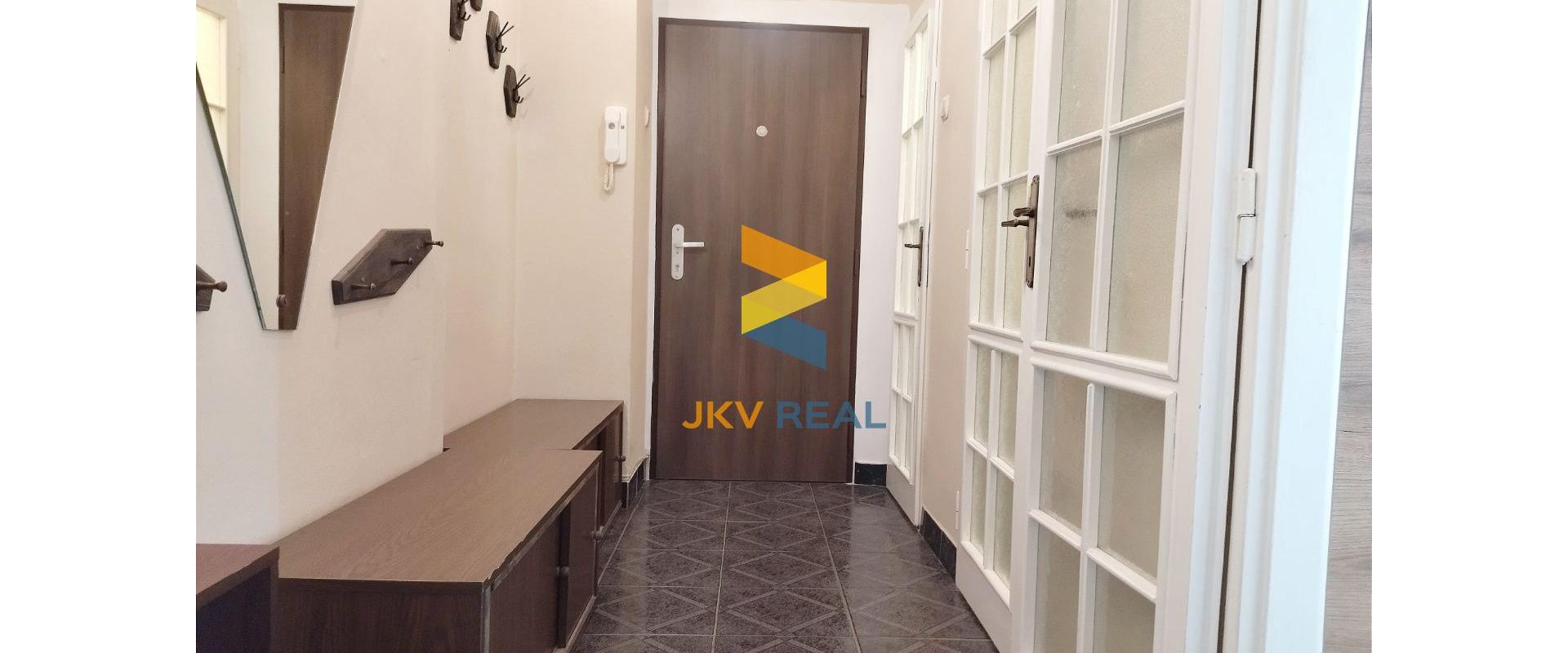 Priestranný, slnečný 2- izbový byt priamo v centre