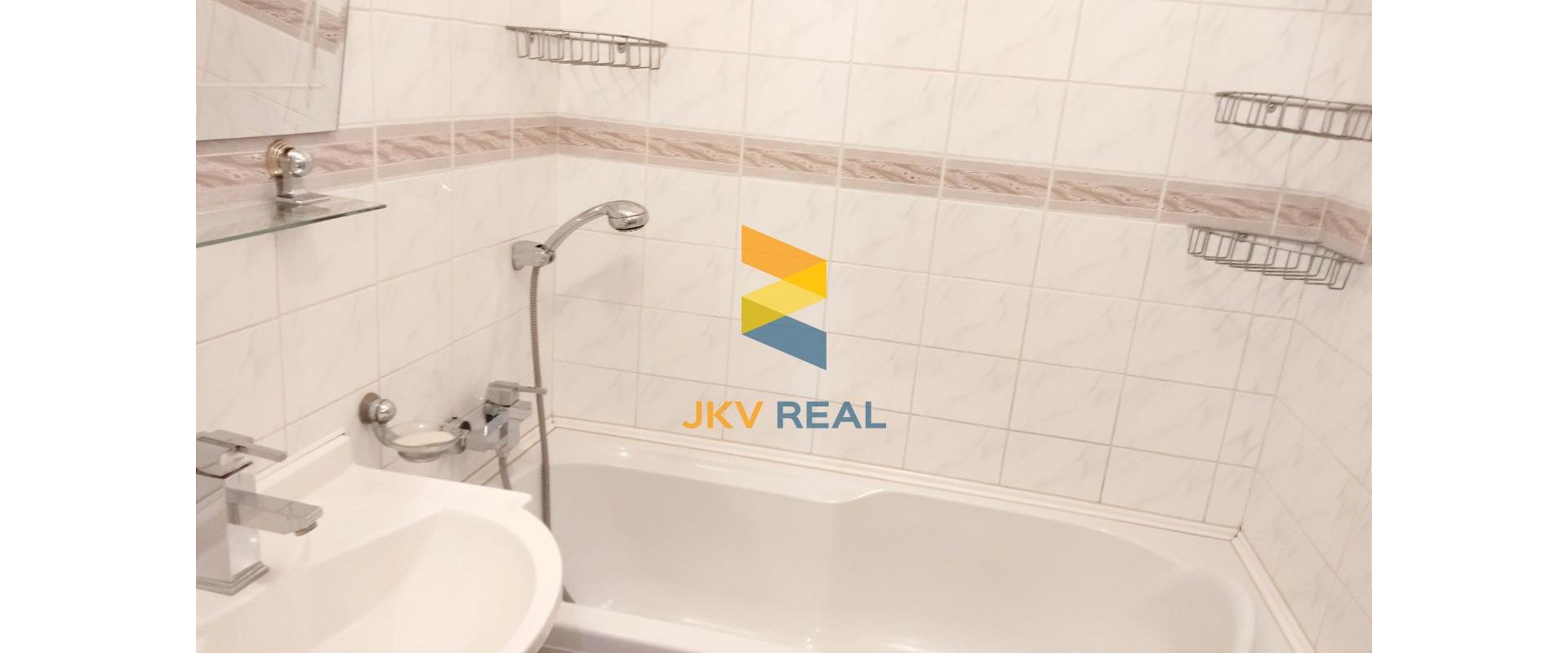 Priestranný, slnečný 2- izbový byt priamo v centre