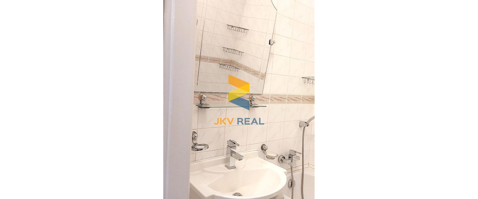 Priestranný, slnečný 2- izbový byt priamo v centre