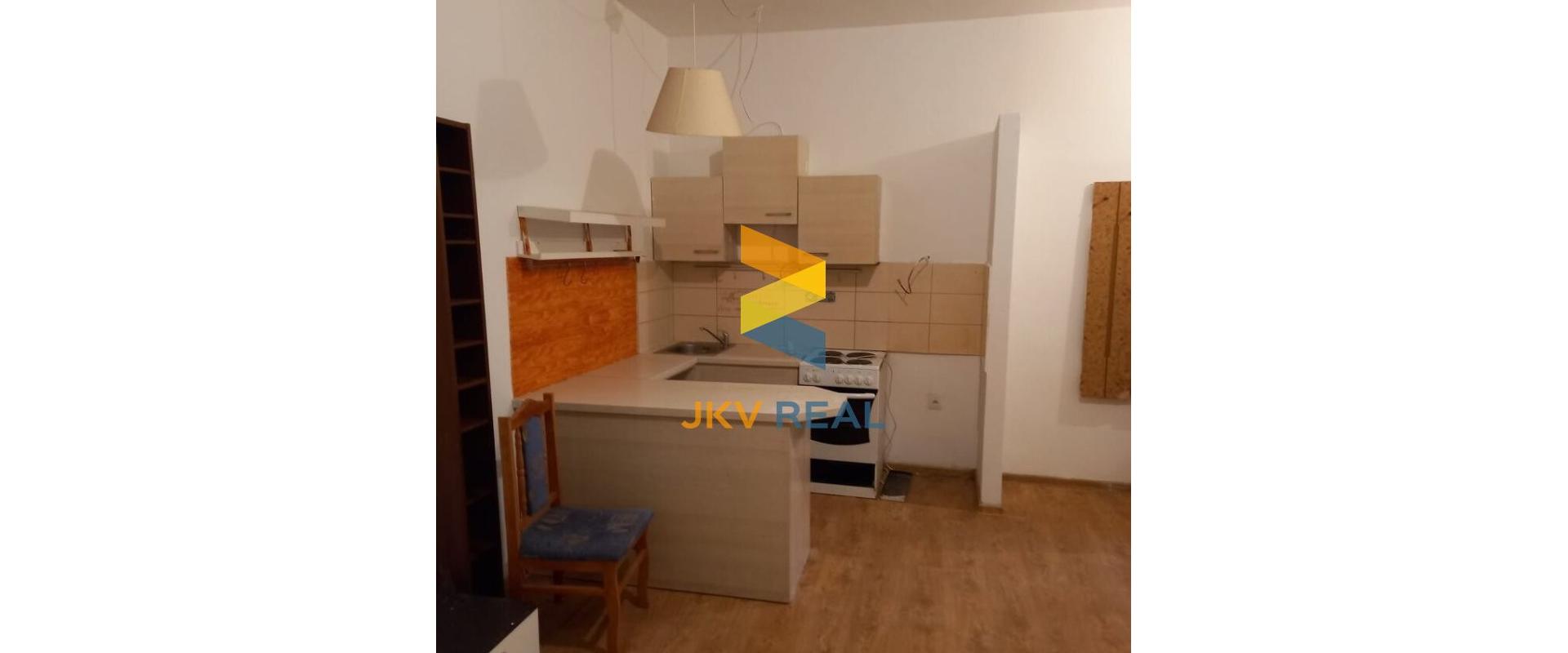 PRENÁJOM | 1 IZBOVÝ BYT | 40m2 + 30m2 terasa | ZAPOTÔČKY | PRIEVIDZA