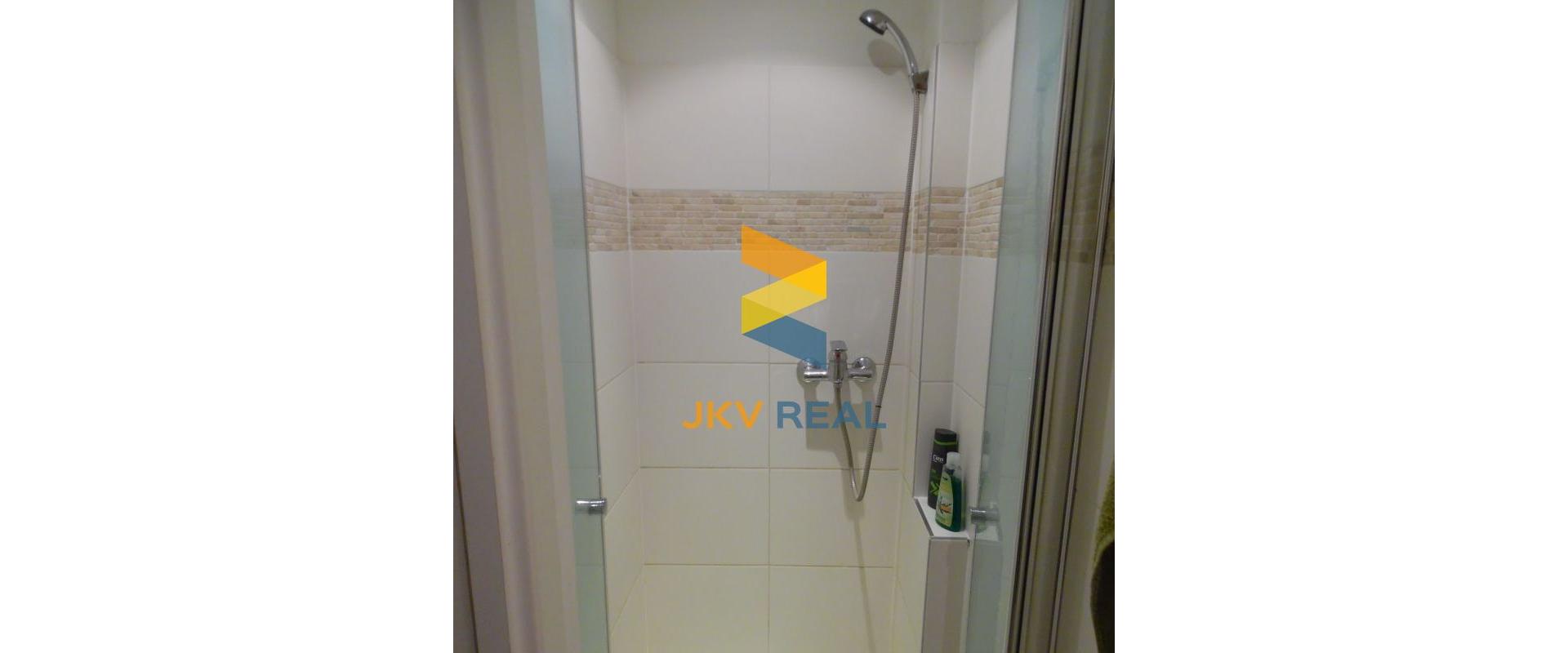 LEN U NÁS 3IZBOVÝ BYT, Rovinka