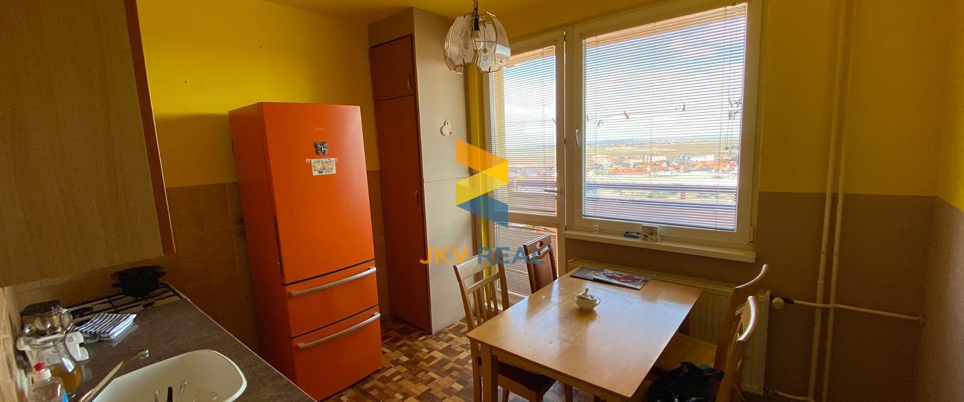 PREDANÝ - 3-izbový byt (71 m2) s lodžiou a špajzou vedľa bytu - Senec centrum