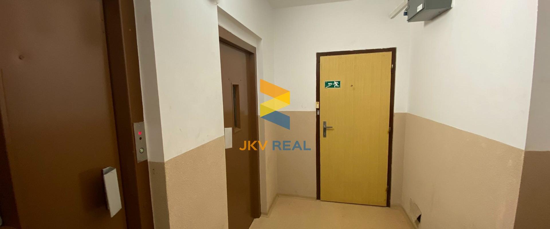 PREDANÝ - 3-izbový byt (71 m2) s lodžiou a špajzou vedľa bytu - Senec centrum