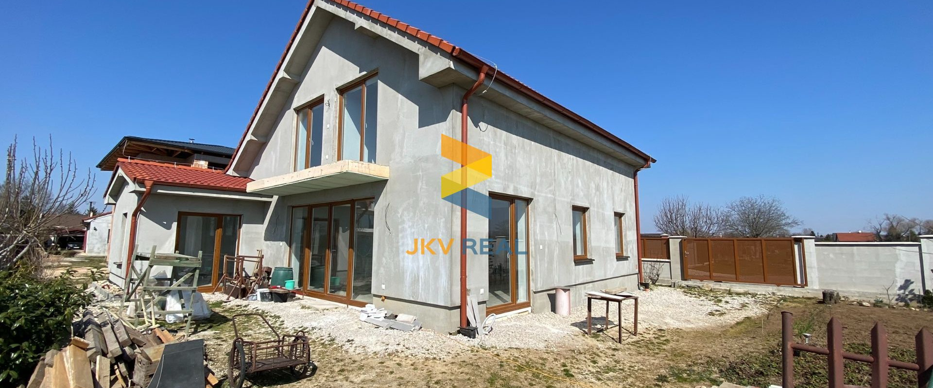 Rodinný dom (2022) - 5 izieb + veľká kuchyňa a garáž - Veľký Biel | JKV REAL