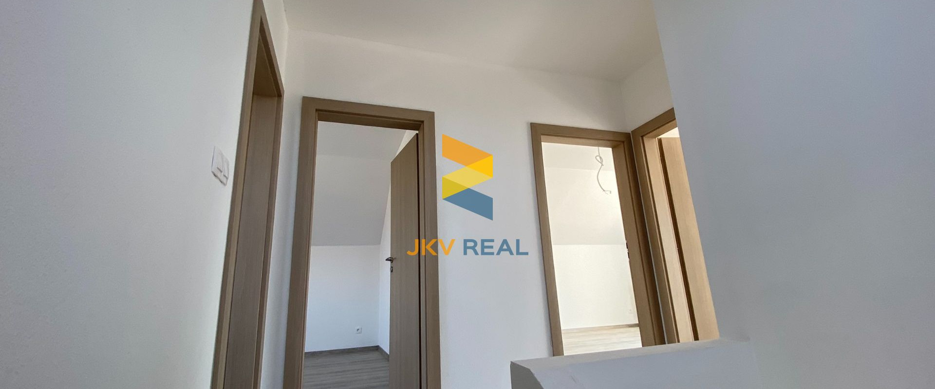 Rodinný dom (2022) - 5 izieb + veľká kuchyňa a garáž - Veľký Biel | JKV REAL