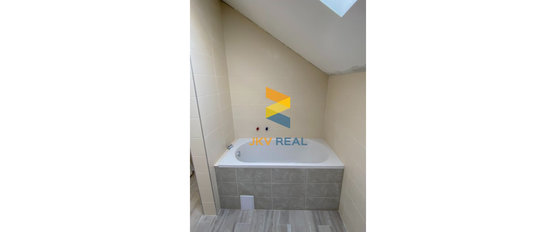 Rodinný dom (2022) - 5 izieb + veľká kuchyňa a garáž - Veľký Biel | JKV REAL