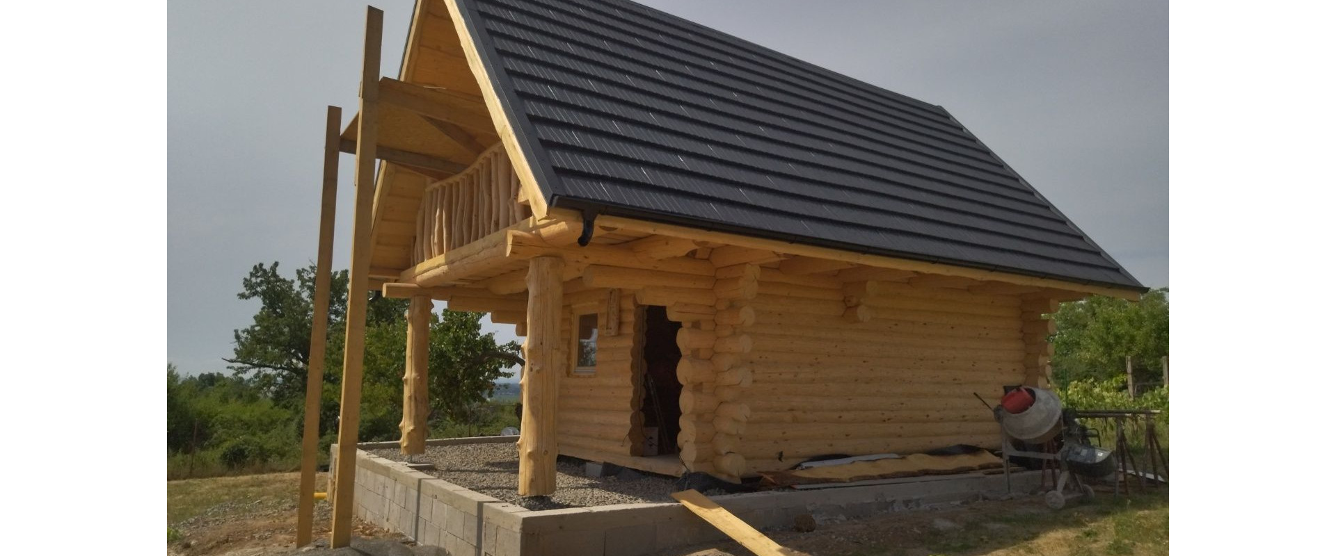 JKV REAL I Ponúkame na predaj zrubovú chatu s pekným pozemok v obci Rybník