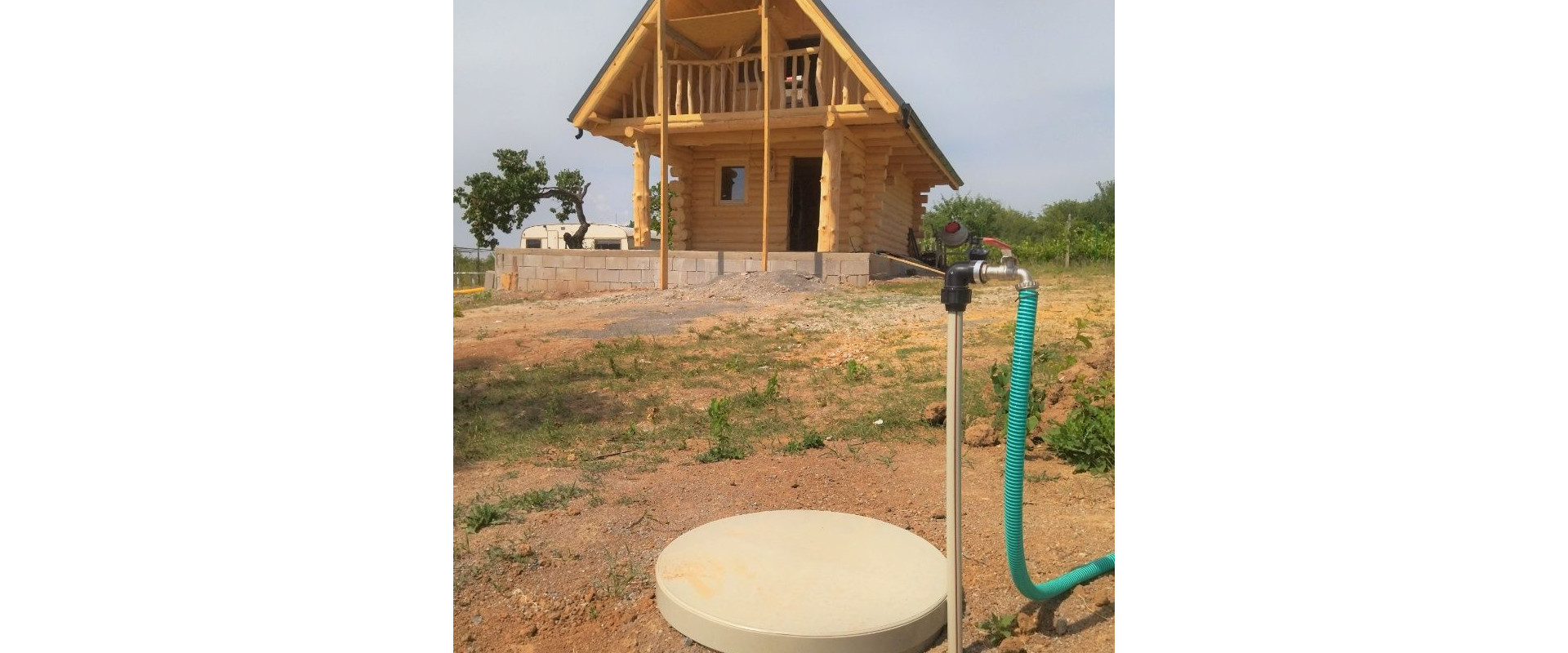 JKV REAL I Ponúkame na predaj zrubovú chatu s pekným pozemok v obci Rybník